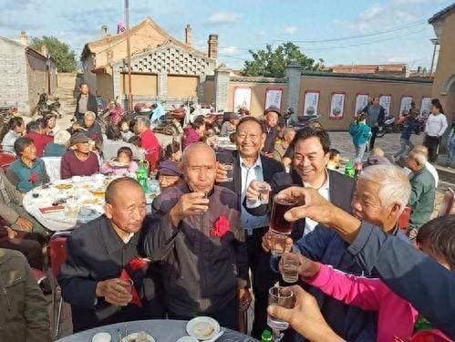 一吃饭就出汗？医生提醒：不是饭菜太热，可能是你的血管出了问题