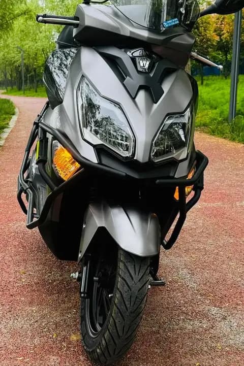 125踏板摩托车 vs 电动摩托车：谁才是城市通勤的性价比之选？