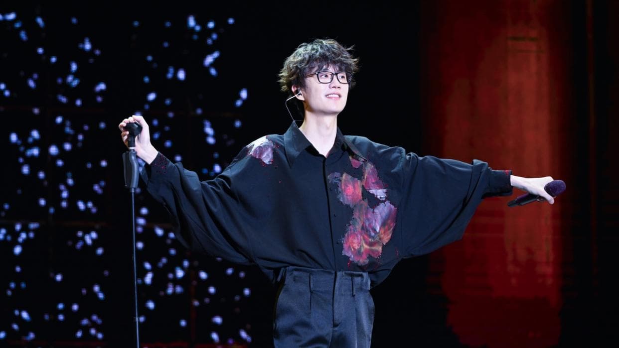 许嵩三首经典歌曲：从《清明雨上》到《有何不可》的音乐之旅