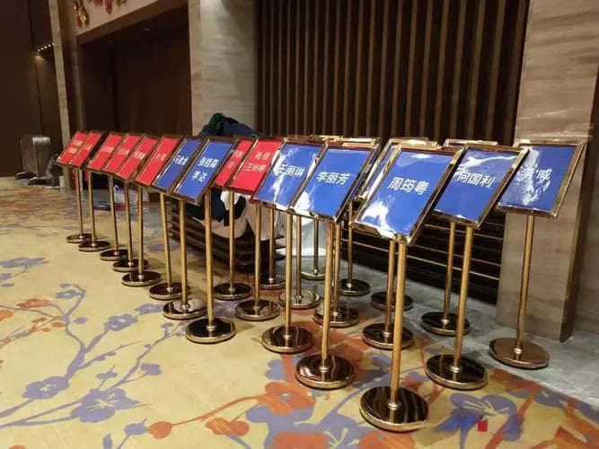 “水牌”是什么意思？从传统记事牌到现代会议指示牌
