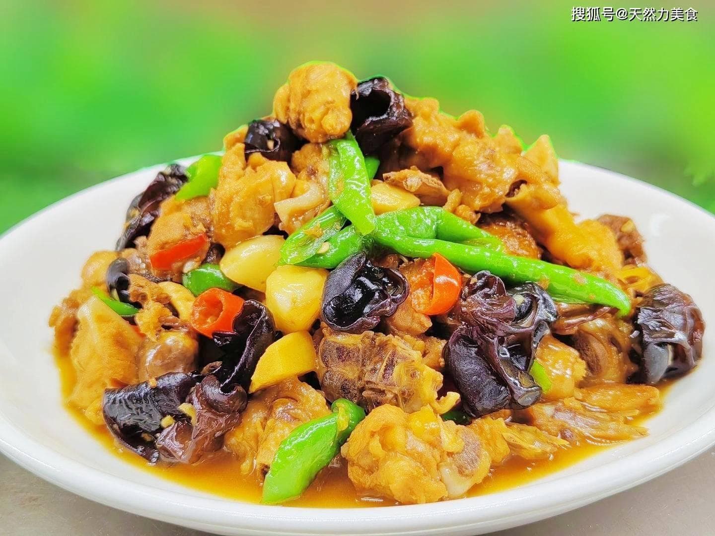辣椒炒鸡的做法：外焦里嫩，香而不腥的美味秘诀