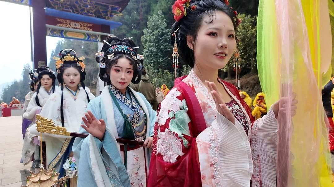 大年初一“迎文昌” 四川越西县春节祈福巡游民俗活动喜气洋洋