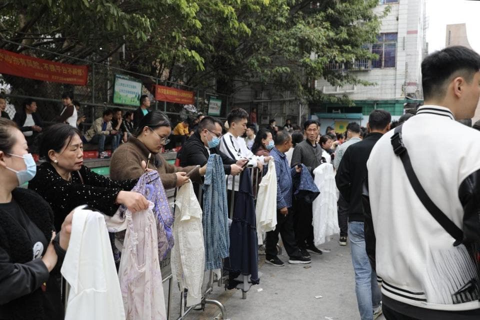广州制衣村老板排队等工人挑，老板：日结工资300至600元，有特殊技能更高