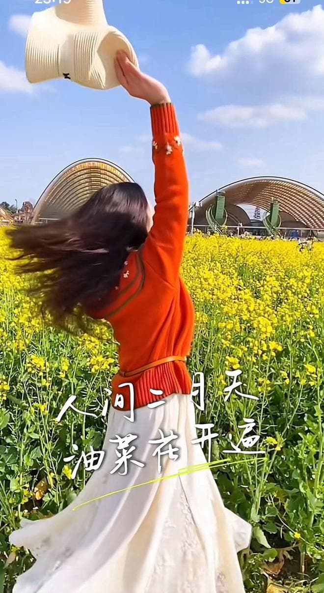 四川成都推出油菜花田火锅，游客人气爆棚：想要吃到提前一周预定