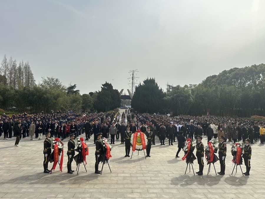 缅怀英烈忠魂，传承红色基因 上海市大中小学师生代表开展清明祭英烈活动