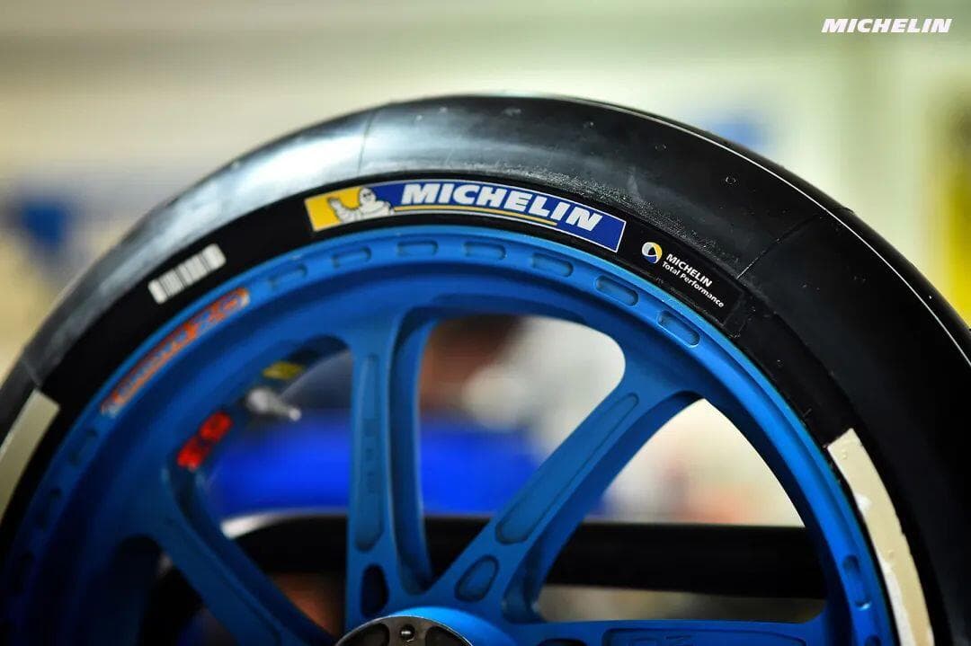 MotoGP硬核科普：米其林轮胎奥秘几何？