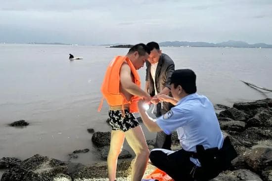 揪心！男孩仅靠一块泡沫板在海上漂流......