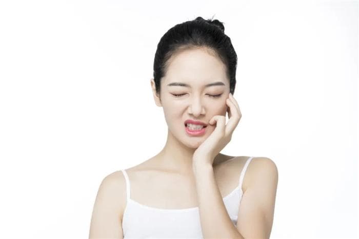 你永远不懂我伤悲，像不懂夜里发炎的牙髓