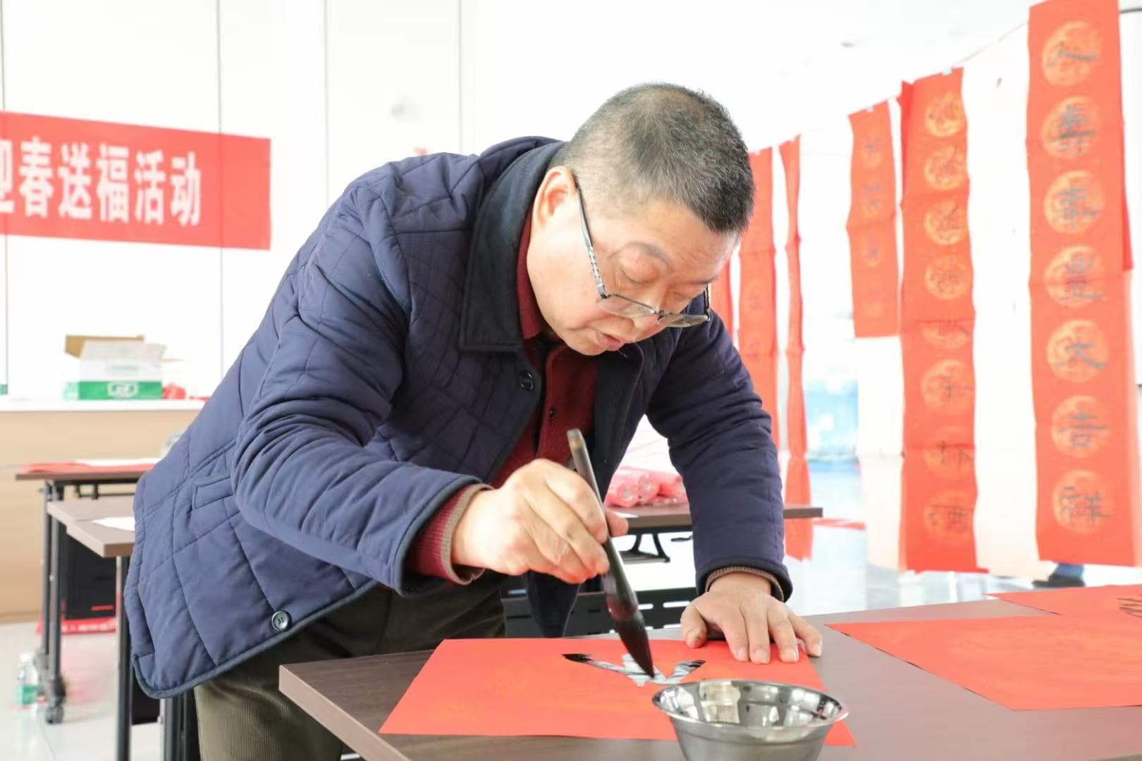 探寻春联里的年味与传统