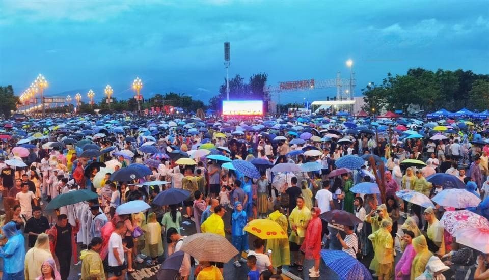 “满天星斗落人间”！西昌火把节狂欢启幕，两天超30万人参与