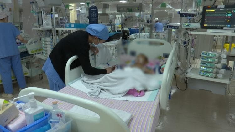 女童玩切片刀致手指离断，医生成功接回，提醒加强儿童安全防护