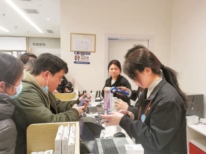购新补贴首日，手机消费火热