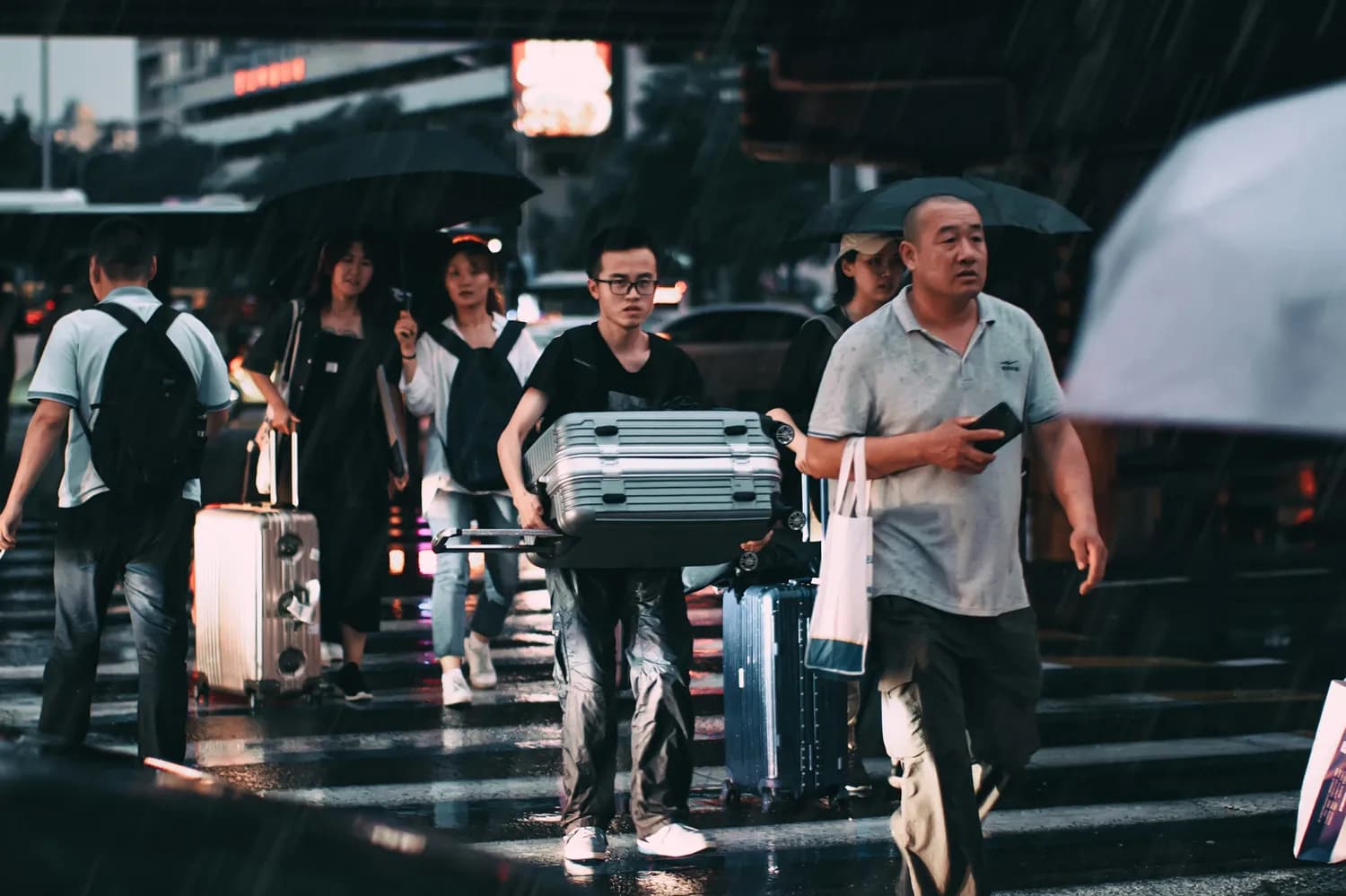 西安火车站列车停运致旅客滞留，铁路部门启动应急响应
