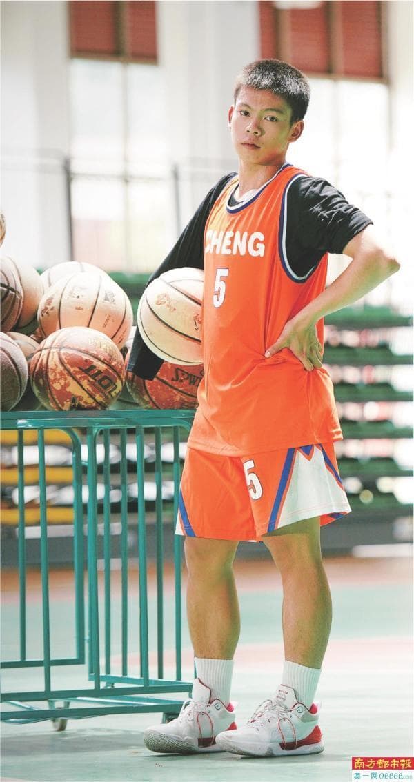独臂篮球少年张家城：我想努力证明，我和别人没有什么不同