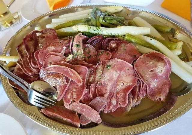 新春吃猪头肉，红红火火有年味