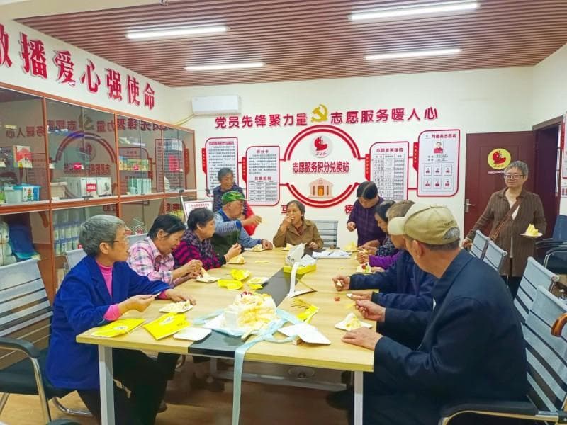 江西安源：银龄集体生日会提升老人幸福感