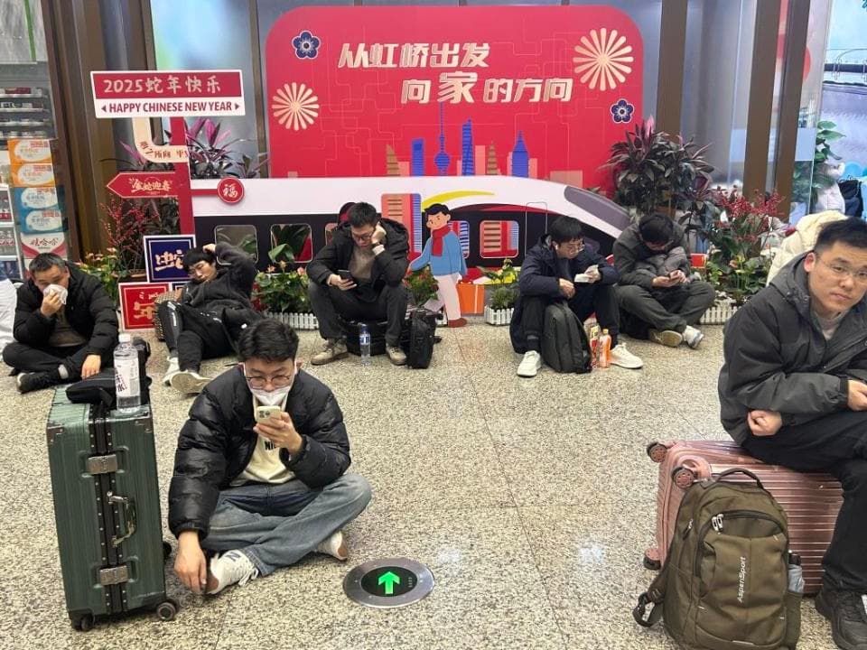 从凌晨的上海虹桥火车站出发，穿越人潮奔着家的方向