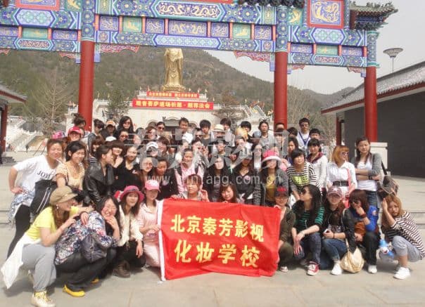 如何根据剧本要求设计特定角色的妆容