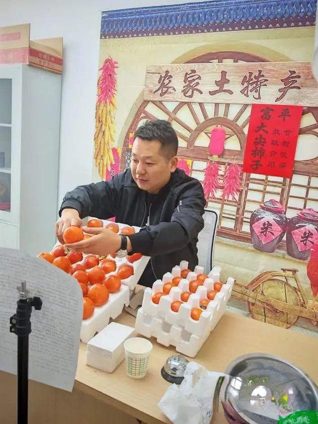 直播一哥“柿小农”：为富平农产品插上“云翅膀”