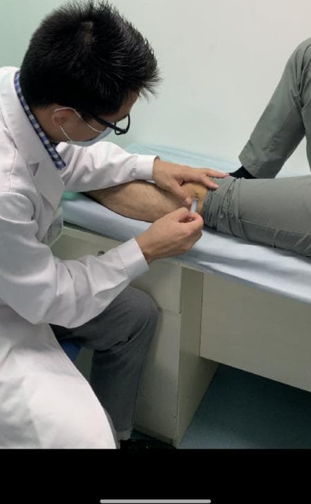 膝关节反复疼痛，医生从患者膝关节抽出一杯“啤酒”！