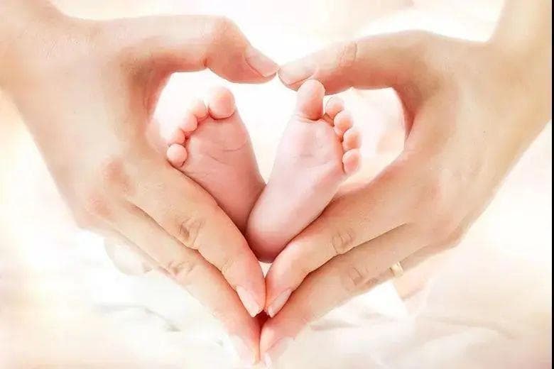 手把手教你婴儿抚触技巧，亲子交流从婴儿期开始