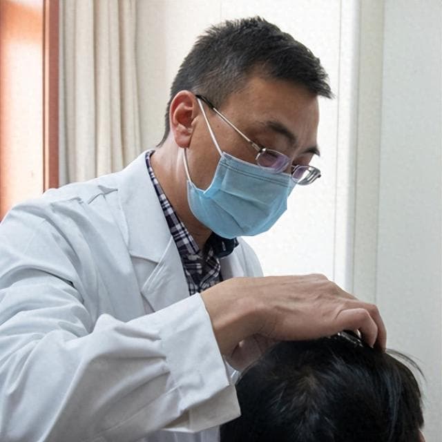 14岁少年走进脱发门诊，“脱发一族”为何越来越年轻化？