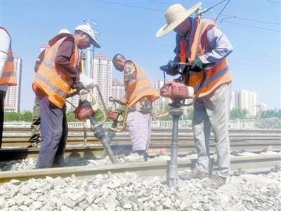 天津工务段启动南仓站线路提升改造工程 “铁道卫士”战高温保畅通