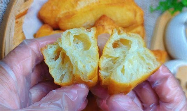 揭秘香酥炸油条的美味秘诀：从和面到配方的完美融合