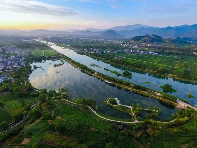 丽水，绿水青山相对出