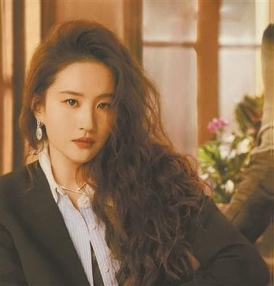 跟着新“亦舒女郎”学“智性穿搭”