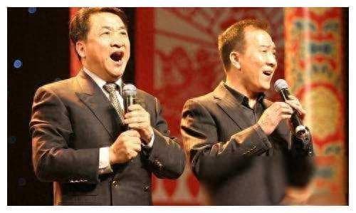 姜昆、郭德纲同为相声大师，谁的成就高？谁的贡献大？