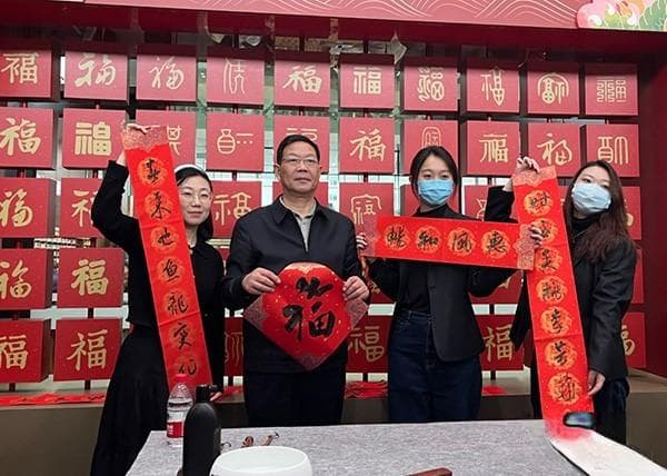 新春时节话春联 上下联您贴对了吗？