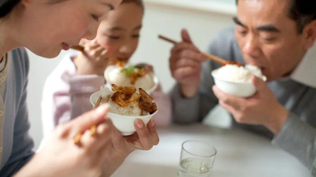 饭后这4种症状要当心，可能暗示肝脏问题！