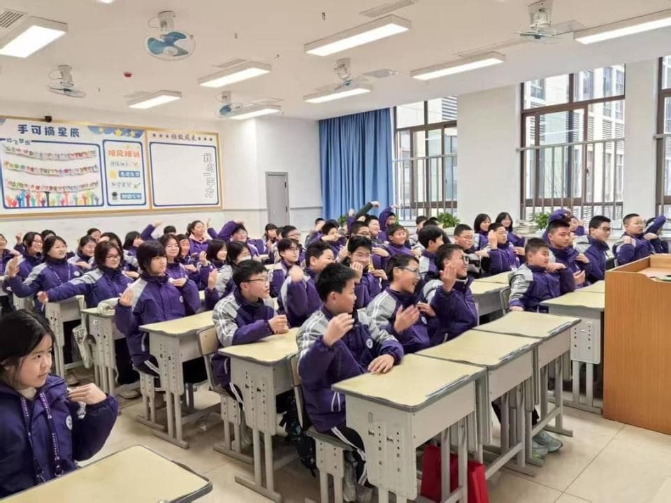 风雨无阻，这所学校自创室内韵律操保证雨天体育活动两小时