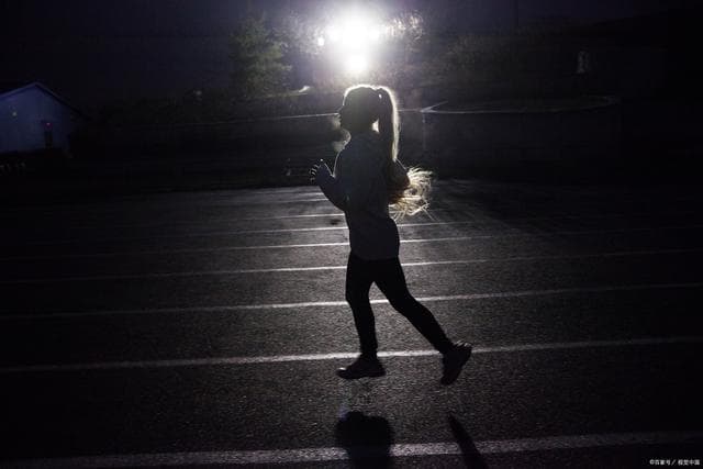 夜跑时，你是倾向于自己跑还是和其他人一起？
