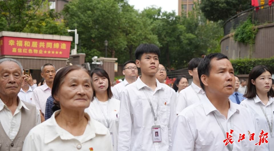 老党员提议社区立杆升国旗，青和居连续4年举行迎国庆升旗仪式