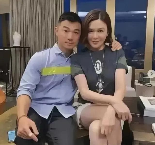 关之琳与侯维德多次合照引热议：是友情还是爱情？