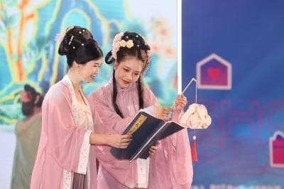 成都成华区国风劲吹 传统服饰迎发展良机