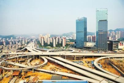 如何探索四线城市的发展机遇和方向？这些机遇和方向如何实现可持续发展？