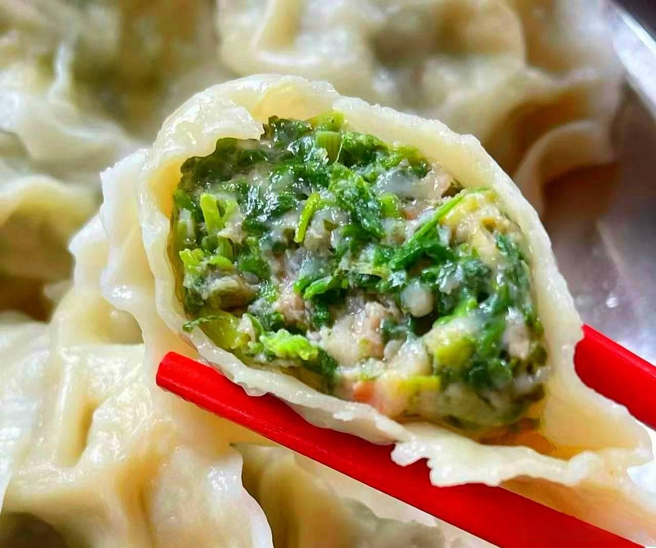 冬季荠菜饺子：营养价值堪比人参，这样做更美味