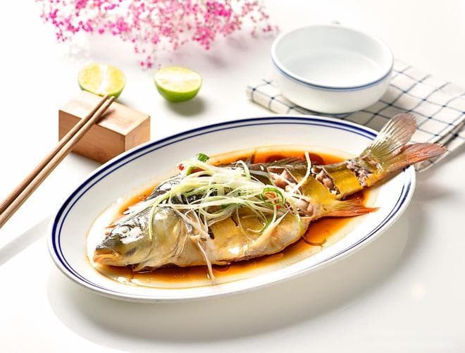 红烧鲫鱼营养价值高，但脊髓炎患者需谨慎食用