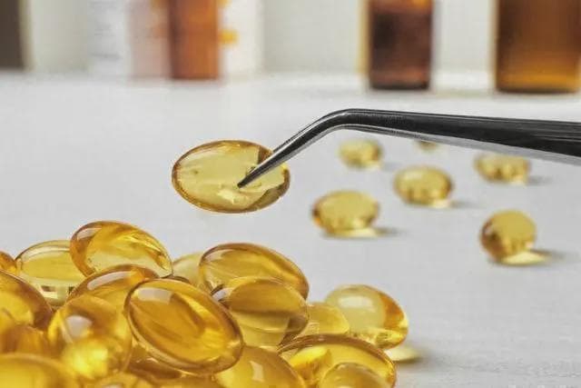 鱼油护心被反转！BMJ新研究：长期吃鱼油这种心脏病风险不降反升