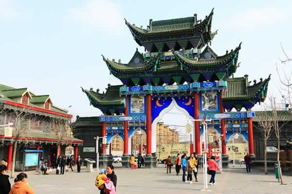 新疆昌吉回民小吃街：美食与文化的完美融合