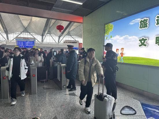 南京铁路警方多措并举全力保障旅客春运返程出行安全