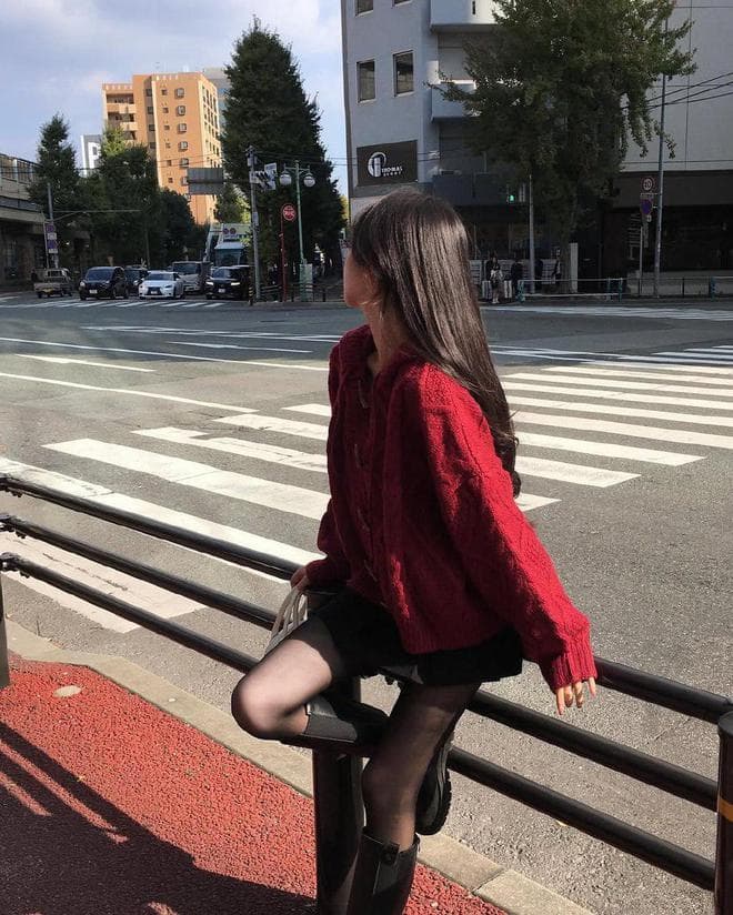 一抹红色点燃秋冬，慵懒又酷的“复古文艺女孩