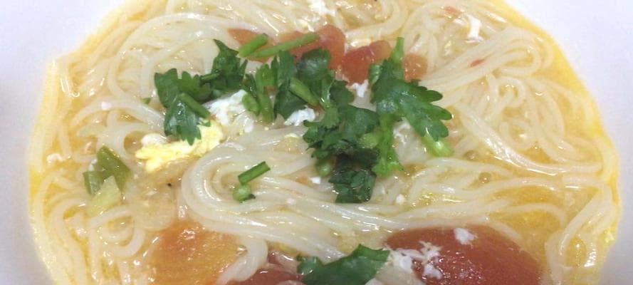 品尝美味西红柿鸡蛋热汤面（细节决定美味，家庭自制最佳）