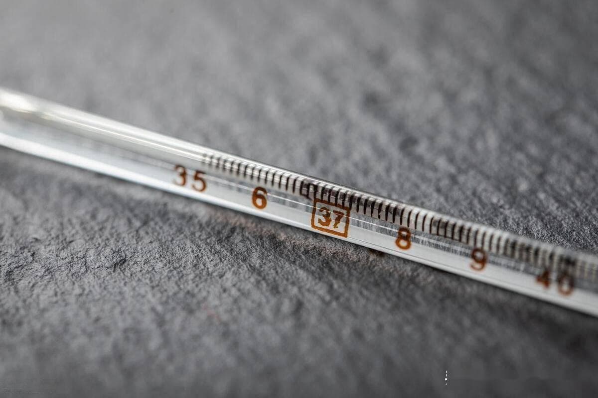 打碎了水银体温计怎么办？医生提醒：千万别扫，这样做才安全