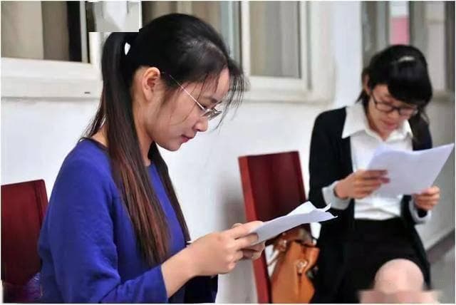 DeepSeek中国压力最大职业排名：中小学教师排第1，第3名意料之外