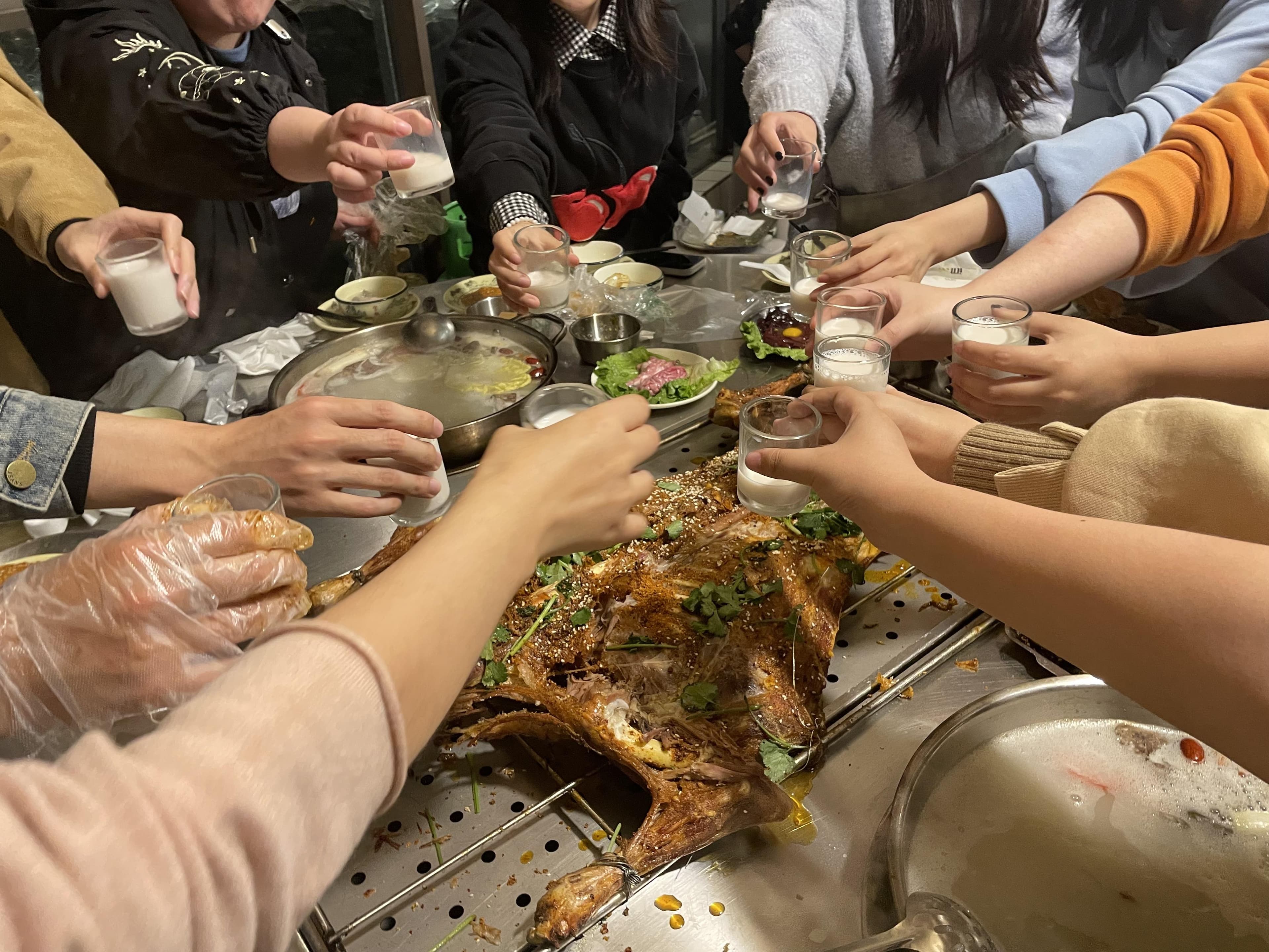 职场饭局社交潜台词：从开场到散场的隐秘规则