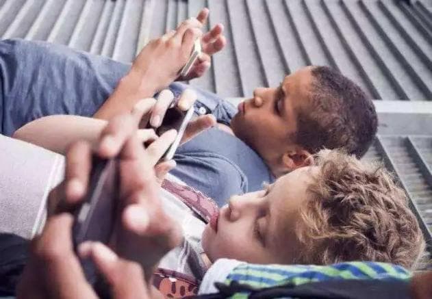 当今小孩子过早接触网络，会带来哪些问题？
